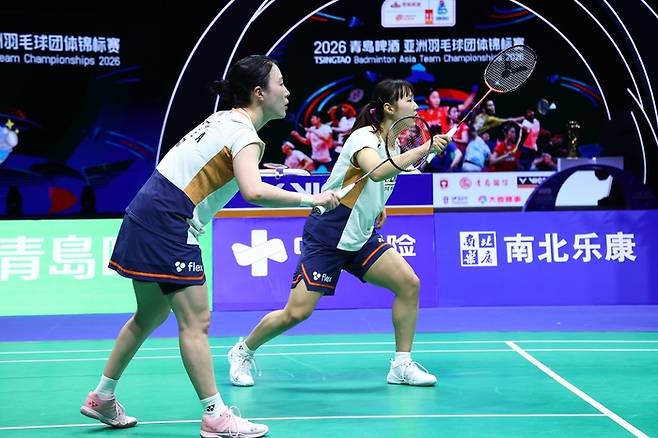 백하나-김혜정조가 8일 중국 칭다오 콘손체육관에서 열린 2026 아시아남녀단체배드민턴선수권대회 여자부 결승전을 치르고 있다. 사진 | 아시아배드민턴연맹, 대한배드민턴협회