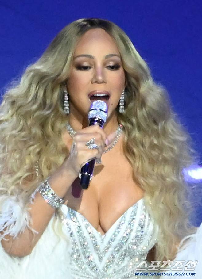 7일 이탈리아 밀라노 산시로 올림픽 스타디움에서 2026밀라노-코르티나담페초 동계올림픽 개회식이 열렸다. 세계적인 가수 머라이어 캐리가 축하 무대를 선보이고 있다. 밀라노(이탈리아)=송정헌 기자songs@sportschosun.com/2026.02.07/