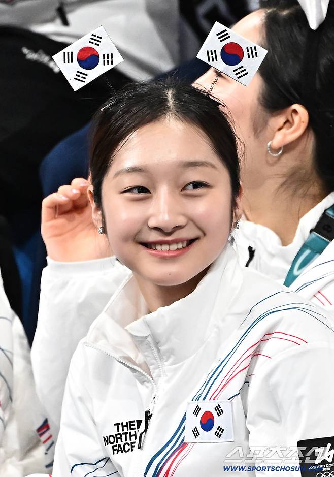 8일 이탈리아 밀라노 아이스스케이팅 아레나에서 열린 피겨 팀 이벤트 남자싱글 차준환 경기. 응원을 하는 신지아. 밀라노(이탈리아)=송정헌 기자songs@sportschosun.com/2026.02.08/