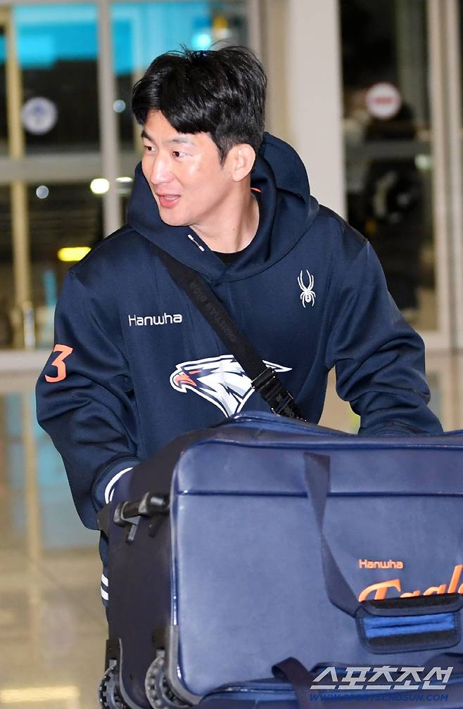 한화 이글스 선수단이 23일 인천국제공항을 통해 스프링캠프가 열리는 호주로 출국했다. 최재훈이 출국장으로 향하고 있다. 인천공항=박재만 기자 pjm@sportschosun.com/2026.01.23/