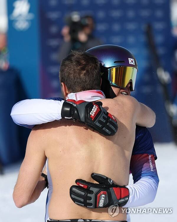 상의 탈의한 벤야민 카를을 포옹하는 김상겸. ⓒ연합뉴스