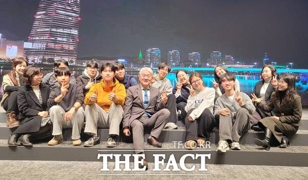 권기원 대전 도안고등학교 교장이 7일 유성구 원신흥동 소재 '세상의 빛 이레교회'에서 저서 '권기원의 교육몽' 출판기념회를 개최한 가운데 MZ세대들과 함께 꿈과 희망을 논의하고 있다. /선치영 기자