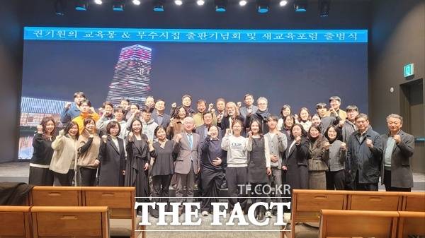 권기원 대전 도안고등학교 교장이 7일 유성구 원신흥동 소재 '세상의 빛 이레교회'에서 41년간의 교육 공무원 생활과 교육 철학을 담은 저서 '권기원의 교육몽' 출판기념회를 개최했다. /선치영 기자