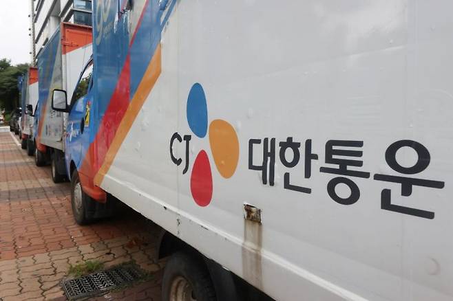 서울의 한 CJ대한통운 터미널에 배송 차량들이 주차돼 있다. 연합뉴스