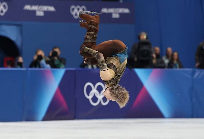 7일(현지시간) 이탈리아 밀라노 아이스스케이팅 아레나에서 열린 2026 밀라노-코르티나담페초 동계올림픽 피겨스케이팅 팀 이벤트 남자 싱글 쇼트 프로그램. 미국 일리야 말리닌이 '백 플립' 연기를 펼치고 있다. 연합뉴스