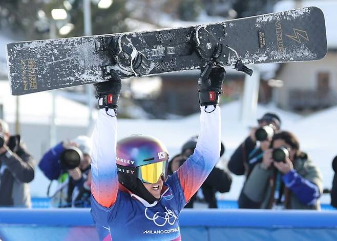 8일(현지시간) 이탈리아 리비뇨 스노파크에서 열린 2026 밀라노-코르티나담페초 동계올림픽 스노보드 남자 평행 대회전 결승에 출전한 김상겸이 은메달을 확정 지은 뒤 기뻐하고 있다. 연합뉴스