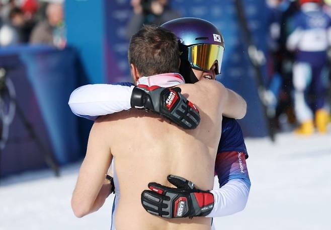 8일(현지시간) 이탈리아 리비뇨 스노파크에서 열린 2026 밀라노-코르티나담페초 동계올림픽 스노보드 남자평행 대회전 결승에 출전한 김상겸이 은메달을 확정 지은 뒤 우승한 오스트리아 벤야민 카를과 포옹하고 있다. 연합뉴스
