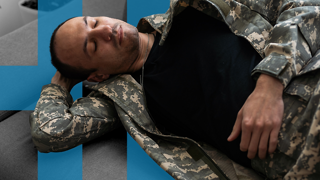 전문가들은 온라인에서 화제가 된 '군대식 수면법'은 오히려 수면을 방해할 수 있다고 경고했다