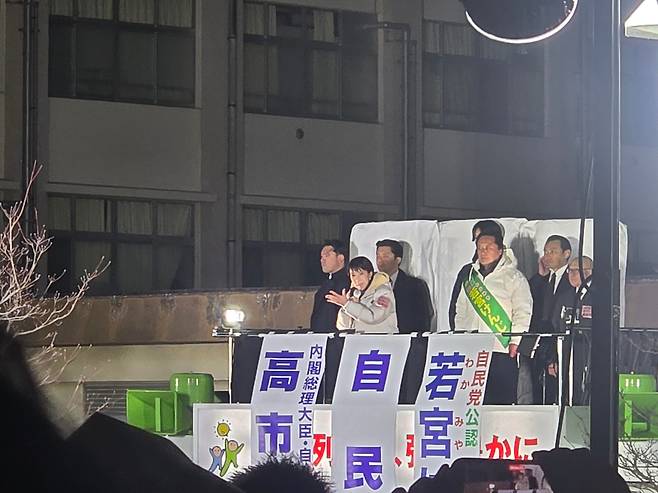 7일 저녁 도쿄 세타가야구 후타코다마가와 공원에 다카이치 사나에 총리의 선거 전 마지막 연설을 보기 위해 수백명의 지지자들이 모였다./류정 특파원