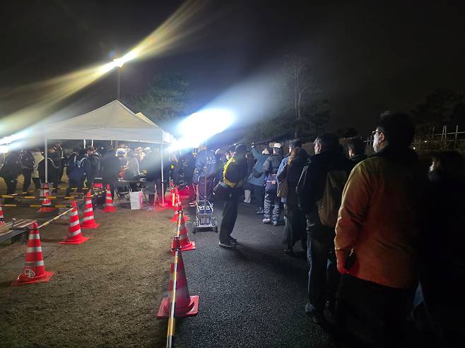 7일 저녁 도쿄 세타가야구 후타코다마가와 공원에 다카이치 사나에 총리의 선거 전 마지막 연설을 보기 위해 수백명의 지지자들이 모였다./류정 특파원