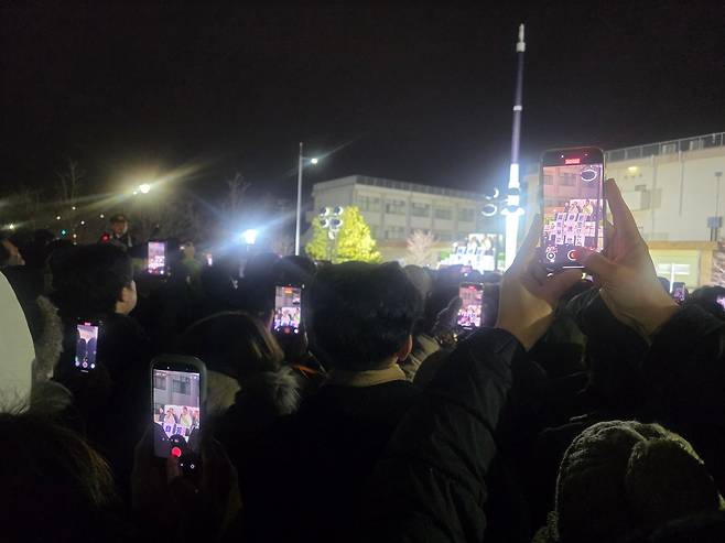 7일 저녁 도쿄 세타가야구 후타코다마가와 공원에 다카이치 사나에 총리의 선거 전 마지막 연설을 보기 위해 수백명의 지지자들이 모였다./류정 특파원