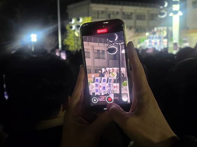 7일 저녁 도쿄 세타가야구 후타코다마가와 공원에 다카이치 사나에 총리의 선거 전 마지막 연설을 보기 위해 수백명의 지지자들이 모였다./류정 특파원