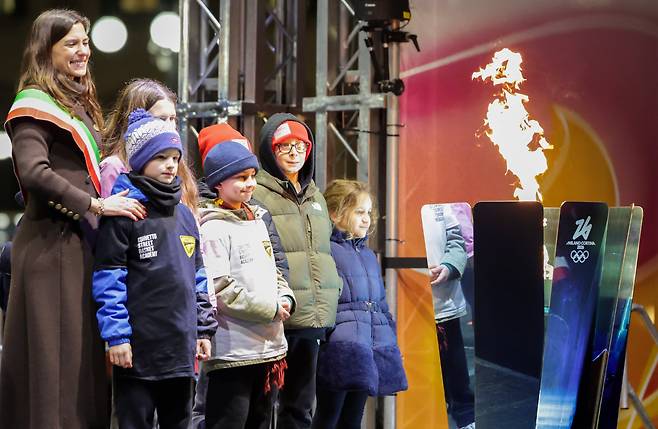 2월 5일 저녁 이탈리아 밀라노 두오모 대성당 앞 광장에서 2026 밀라노 코르티나 동계 올림픽 성화가 니콜레타 마니 이탈리아 발레 무용수를 끝으로 봉송이 끝난 가운데 임시 성화대에 점화되어 있다. 밀라노=장련성 기자