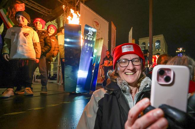 2월 5일 저녁 이탈리아 밀라노 두오모 대성당 앞 광장에서 2026 밀라노 코르티나 동계 올림픽 성화가 니콜레타 마니 이탈리아 발레 무용수를 끝으로 봉송이 끝난 가운데 임시 성화대에 점화되어 있다. 밀라노=장련성 기자