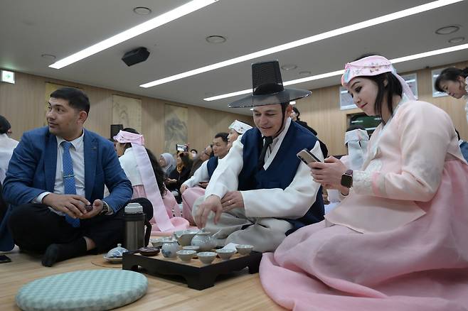 대한민국 국방의 중심지 논산시가 최근 국방대학교에 재학 중인 외국군 장교와 그 가족을 초청해 '외국군 장교단 홍보 여행(팸투어)'을 개최했다. 사진은 한국유교문화진흥원 다도 체험 모습. 논산시 제공