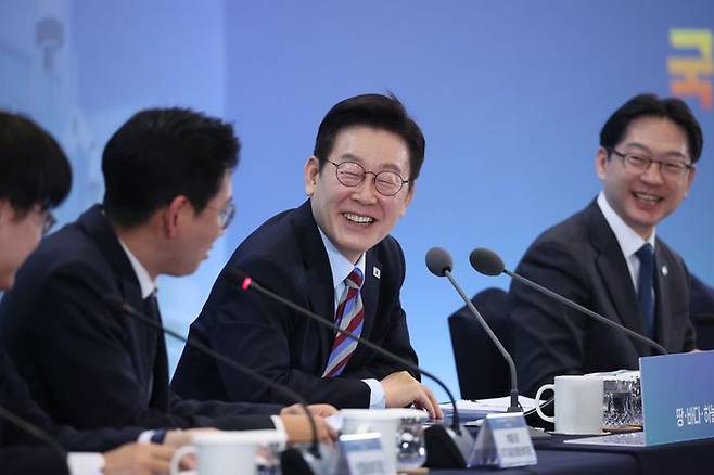이재명 대통령이 지난 6일 창원컨벤션센터에서 열린 '경남의 마음을 듣다' 타운홀 미팅에서 미소를 짓고 있다. ⓒ청와대통신사진기자단