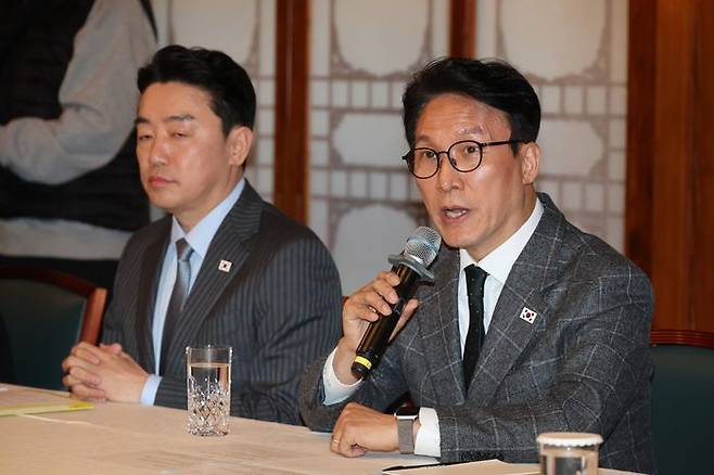 김민석 국무총리가 8일 서울 종로구 삼청동 총리공관에서 열린 고위당정협의회에서 발언하고 있다. 왼쪽은 강훈식 대통령 비서실장. ⓒ연합뉴스