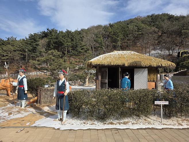 강화 교동도 화개정원에 있는 연산군 유배지. 가시덩굴로 둘러싸여 있는 단칸 초가집이다.