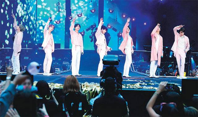 2019년 6월 1일(현지 시간) 영국 런던의 유서 깊은 공연장, 웸블리 스타디움 무대에 선 그룹 방탄소년단. ‘작은 것들을 위한 시’ ‘아이돌’ 등 대표곡을 부르며 2시간 30분 동안 경기장을 한국어 노래로 가득 채웠다. 빅히트엔터테인먼트 제공