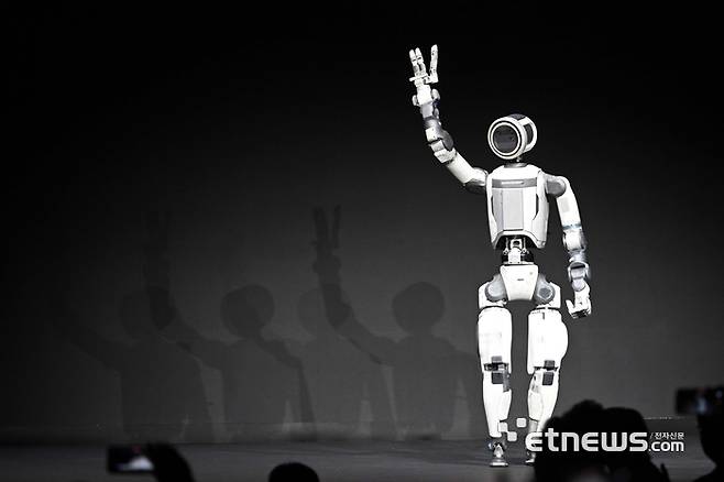 세계 최대 가전·정보기술(IT) 전시회 'CES 2026' 개막을 하루 앞둔 5일(현지시간) 미국 네바다주 라스베이거스 만달레이베이에서 열린 현대차그룹 프레스 컨퍼런스에서 차세대 전동식 아틀라스 시제품이 손인사하고 있다.  라스베이거스=이동근기자 foto@etnews.com