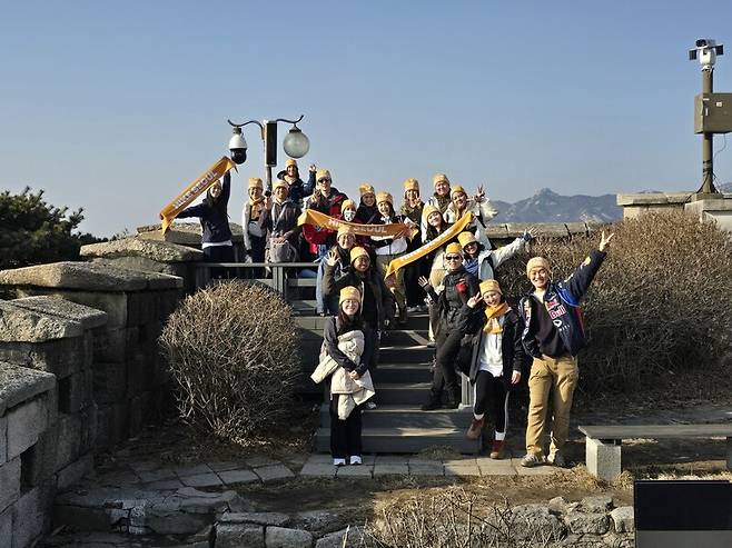 ‘모닝옐로우’에 참가한 외국인들. 서울관광재단 제공