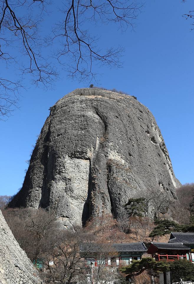 독특한 풍광을 자랑하는 마이산 수마이봉. 그 아래 있는 은수사는 이성계 설화가 전해 내려오는 아름다운 사찰이다. 박미향 기자