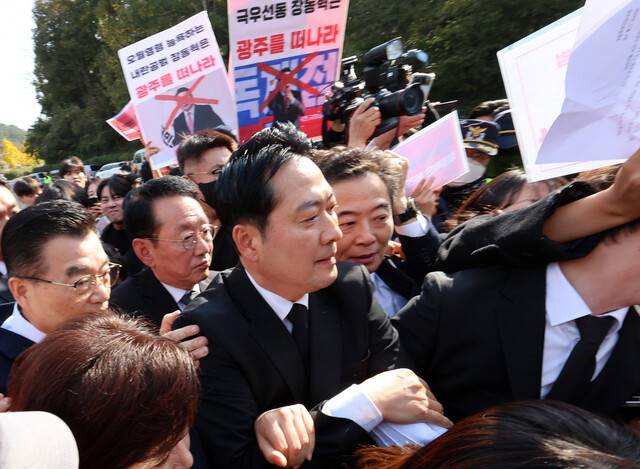 장동혁 국민의힘 대표가 2025년 11월6일 오후 광주 5·18 민주묘지에서 참배를 시도하고 있다. 연합뉴스