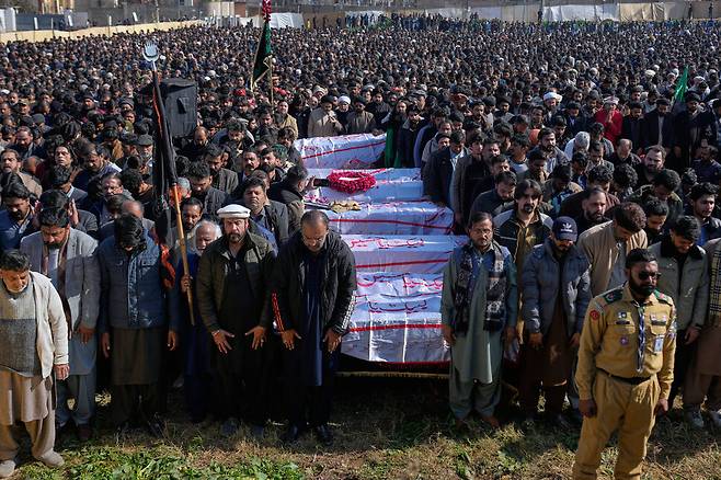 7일(현지시각) 파키스탄 이슬라마바드에서 열린 전날 테러 사건 희생자 장례식에서 참가자들이 추모하고 있다. AP 연합뉴스