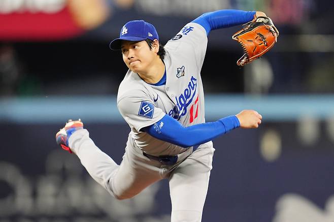 <yonhap photo-4329=""> Los Angeles Dodgers pitcher Shohei Ohtani (17) delivers against the Toronto Blue Jays during the first inning in Game 7 of baseball's World Series in Toronto on Saturday, Nov. 1, 2025. (Frank Gunn/The Canadian Press via AP) MANDATORY CREDIT/2025-11-02 09:27:09/ <저작권자 ⓒ 1980~2025 ㈜연합뉴스. 무단 전재 재배포 금지, AI 학습 및 활용 금지></yonhap>