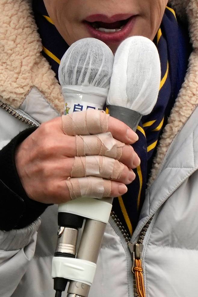 다카이치 사나에 일본 총리가 지난 7일 도쿄도 내에서 선거 유세를 하고 있다. 붕대가 감겨있는 다카이치 총리의 오른손. AP=연합뉴스