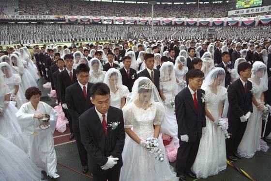 통일교는 서울 잠실의 올림픽 주경기장에서 수만 쌍씩 합동 결혼식을 올리기도 했다. 중앙포토
