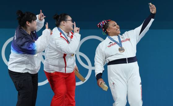 역도 박혜정 선수가 지난 2024년 프랑스 파리 아레나 파리 쉬드6에서 열린 2024파리올림픽 역도 여자 +81㎏급에서 준우승을 차지한 뒤 열린 시상식에서 수상자들과 삼성전자 휴대폰으로 빅토리 셀피 찍고 있다. 연합뉴스