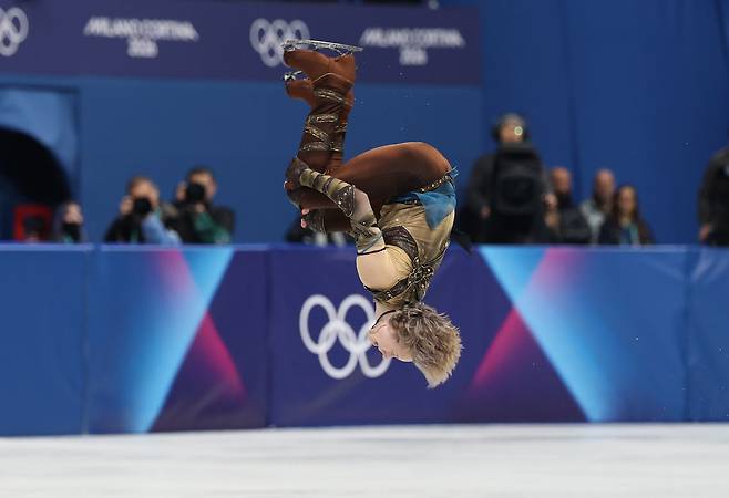 7일(현지시간) 이탈리아 밀라노 아이스스케이팅 아레나에서 열린 2026 밀라노-코르티나담페초 동계올림픽 피겨스케이팅 팀 이벤트 남자 싱글 쇼트 프로그램. 미국 일리야 말리닌이 연기를 펼치고 있다. 연합뉴스