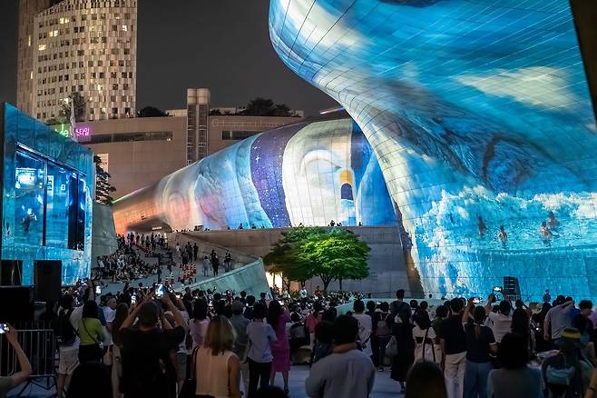 서울 중구 DDP에서 건물 외벽을 활용해 진행한 서울라이트 행사. [사진 서울디자인재단]