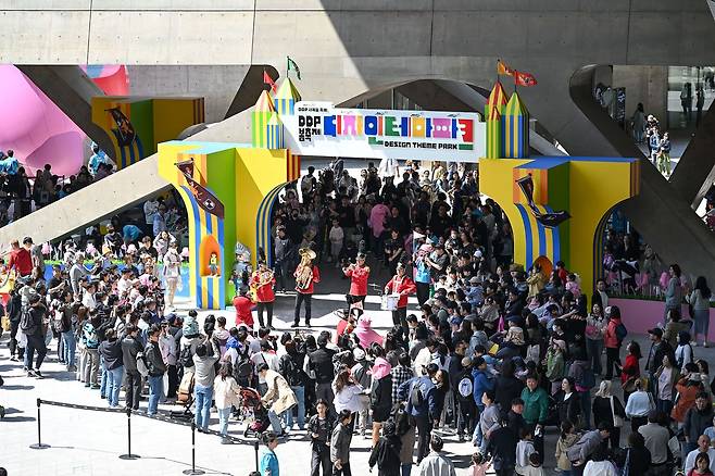 지난해 5월에 열린 DDP 봄축제에서 시민들이 퍼레이드를 감상하고 있다. [사진 서울디자인재단]