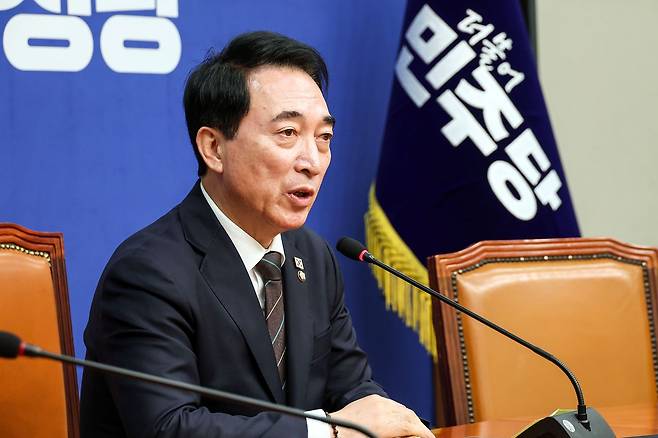 박수현 더불어민주당 대변인이 8일 오전 국회에서 기자간담회를 열고 취재진의 질문에 답변하고 있다. 김성룡 기자/ 2026.02.08