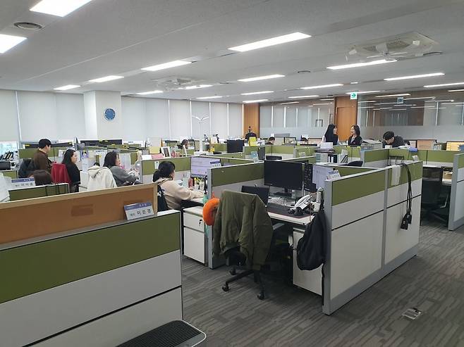 경영지원본부 직원들이 업무에 매진하고 있다. 윤현주 기자