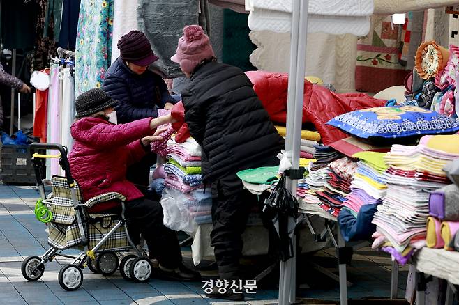 설 명정을 앞둔 지난 4일 경기 성남 모란민속5일장에서 시민들이 장을 보고 있다. 문재원 기자