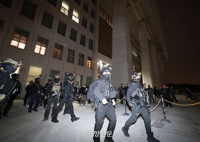 윤석열 당시 대통령이 비상계엄을 선포한 이튿날인 2024년  12월4일 계엄군이 국회의사당 본청 앞을 점거하고 있다. 경향신문 자료