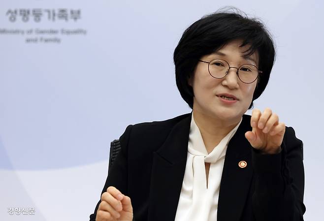원민경 성평등가족부 장관이 지난 4일 정부서울청사에서 AI 시대의 성평등 등 부처 주요 현안에 대해 경향신문과 인터뷰하고 있다. 서성일 선임기자 centing@kyunghyang.com