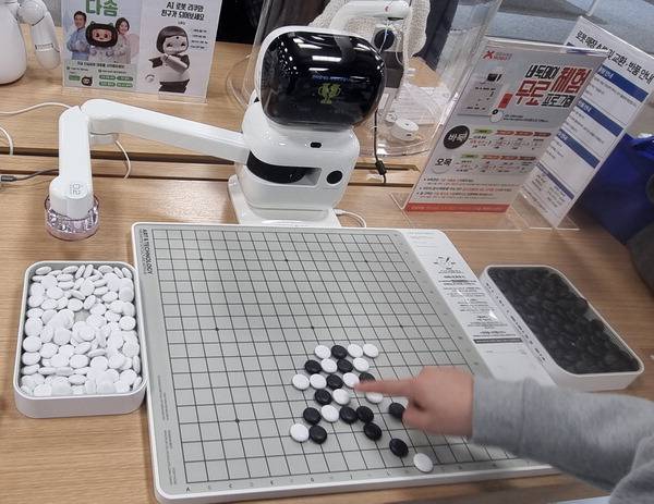 바둑로봇 ‘센스로봇 GO’. 정옥재 기자