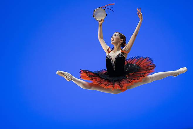 Yeom Da-yeon, winner of the audience favorite award and the second scholarship, performs her classical variation during the final of the 54th Prix de Lausanne in Lausanne, Switzerland, Saturday. (Yonhap-EPA)