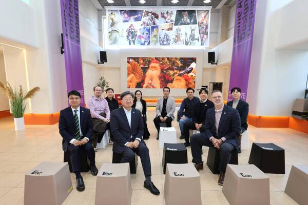 (앞줄 왼쪽부터)조슈아 박 조지메이슨대 한국캠퍼스 대표, 이남식 총장, 그레고리 힐 유타대 아시아캠퍼스 대표가 ‘글로벌 게임 인재 양성 협력’ 논의 후 기념사진을 촬영하고 있다. 재능대 제공