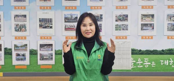 손동옥 평택시새마을회 부녀회장이 경기일보와의 인터뷰에서 밝게 웃고 있다. 윤동현기자