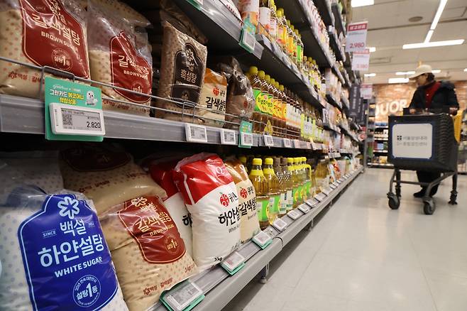 사진은 6일 서울 시내 대형마트에 설탕, 밀가루 판매대 모습. [연합뉴스]