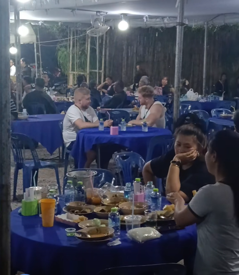 식당인 줄 알고 태국 장례식장에 들어온 독일 관광객/사진=차란톤 찰로엠키아드(charantorn chareomkiad) 페이스북