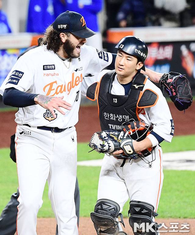 2025년 10월 24일 오후 대전 한화생명볼파크에서 ‘2025 신한 SOL Bank KBO 포스트시즌’ 한화 이글스와 삼성 라이온즈의 플레이오프(5전 3선승제) 5차전이 열렸다. 3회초 2사 1, 2루에서 한화 선발 폰세가 삼성 김태훈의 타구를 호수비로 처리한 최재훈 포수에게 고마움을 표시하고 있다. 사진=김영구 기자