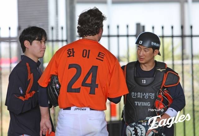 WBC 대표팀 낙마가 유력해진 최재훈(오른쪽). 사진=한화 제공