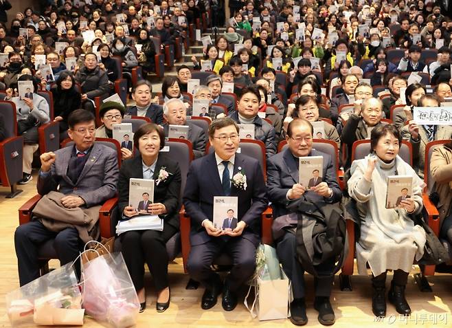 [서울=뉴시스] 황준선 기자 = 정근식(앞줄 가운데) 서울시교육감과 참석자들이 7일 서울 서초구 서울교육대학교에서 열린 '정근식, 교육감의 길’ 출판기념회에서 기념촬영 하고 있다. 2026.02.07.   /사진=황준선
