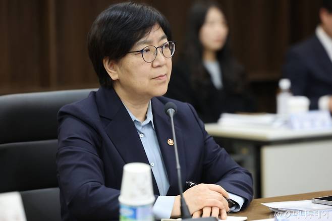 (화순=뉴스1) 박지현 기자 = 4일 오후 정은경 보건복지부 장관이 화순전남대 미래의료혁신센터 1층 김재봉홀에서 이송지침 관련한 발언을 청취하고 있다. 2026.2.4/뉴스1 Copyright (C) 뉴스1. All rights reserved. 무단 전재 및 재배포, AI학습 이용 금지. /사진=(화순=뉴스1) 박지현 기자